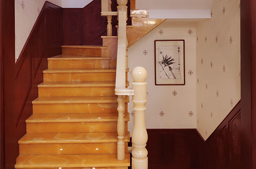 洞头中式别墅室内汉白玉石楼梯的定制安装装饰效果